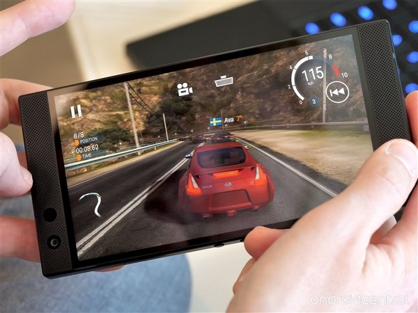 祖传设计+信仰灯：雷蛇Razer Phone 2图赏