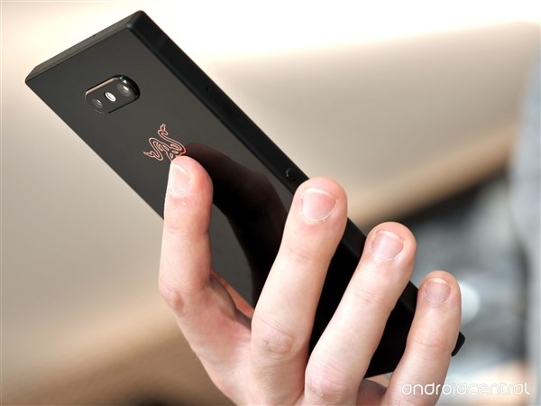 祖传设计+信仰灯：雷蛇Razer Phone 2图赏